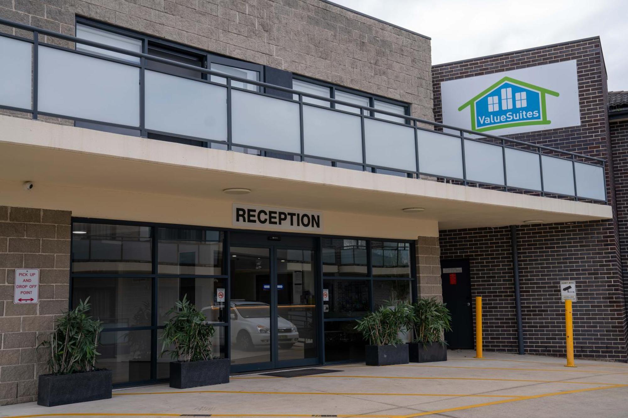 Value Suites Penrith Exterior foto