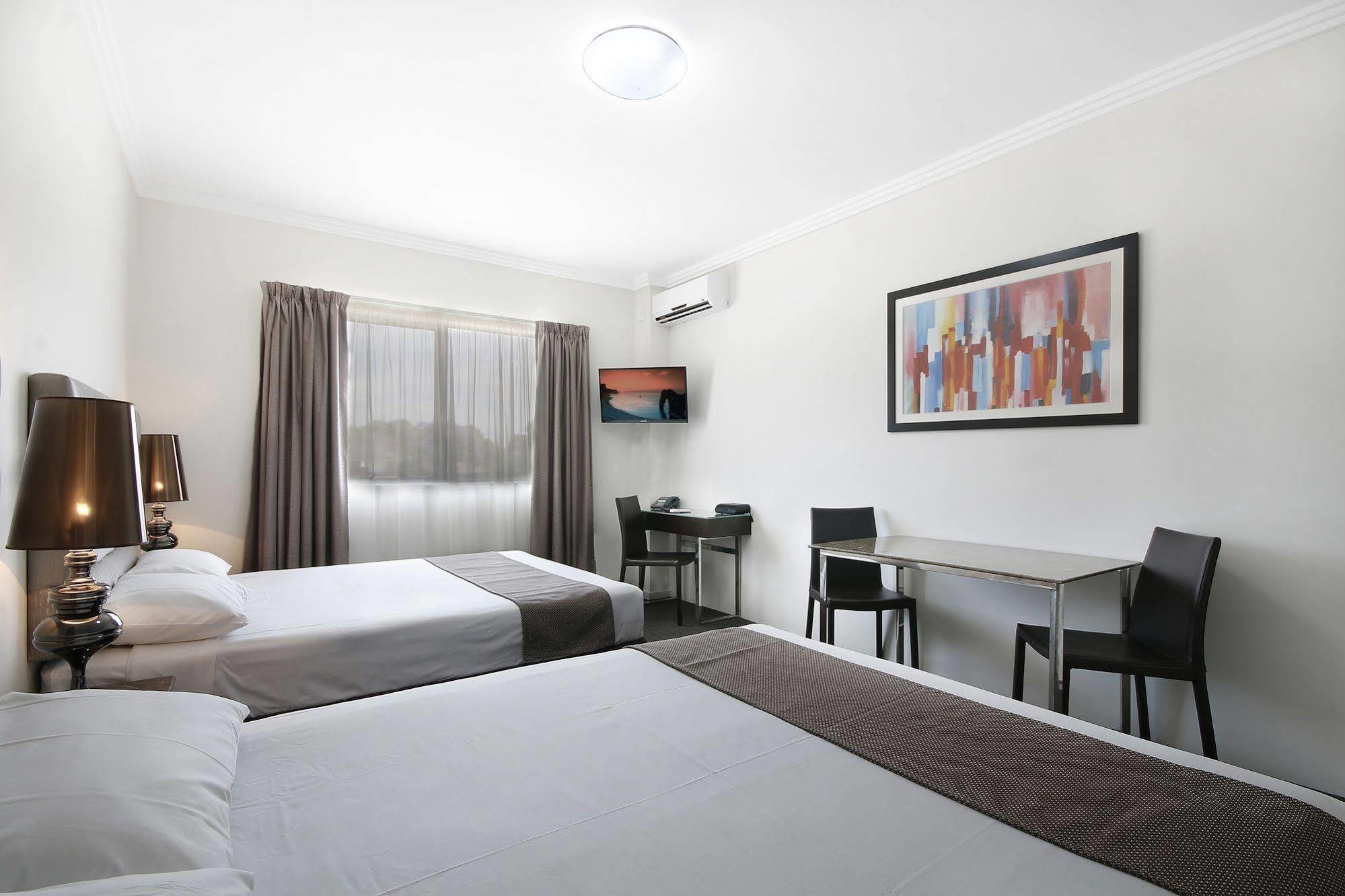 Value Suites Penrith Exterior foto